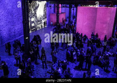 L'ATELIER DES LUMIERES, PARIS PREMIER CENTRE D'ART NUMÉRIQUE Banque D'Images
