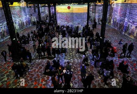 L'ATELIER DES LUMIERES, PARIS PREMIER CENTRE D'ART NUMÉRIQUE Banque D'Images