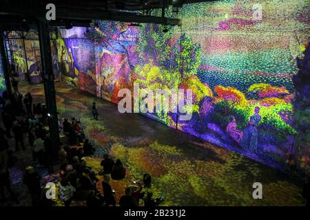 L'ATELIER DES LUMIERES, PARIS PREMIER CENTRE D'ART NUMÉRIQUE Banque D'Images