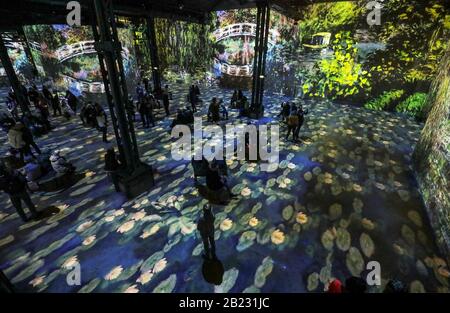 L'ATELIER DES LUMIERES, PARIS PREMIER CENTRE D'ART NUMÉRIQUE Banque D'Images