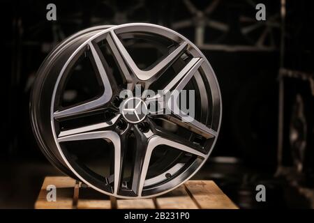 Krasnoyarsk, Russie, 20 février 2020: Jantes alliage noir original Mercedes Benz nouveau, avec une étoile à trois poutres. La roue d'origine. Banque D'Images