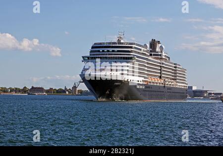 Le bateau de croisière M/S Eurodam, Holland America Line, quitte le port de Copenhague en fin d'après-midi, au Danemark. En arrière-plan de vieux gréeurs, Royal Opera House. Banque D'Images