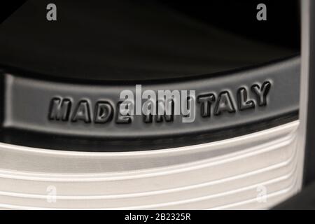 Fabriqué en Italie-texte sur le bord d'une roue en aluminium moulé, production européenne italienne. Pièces d'automobile et courses automobiles Banque D'Images