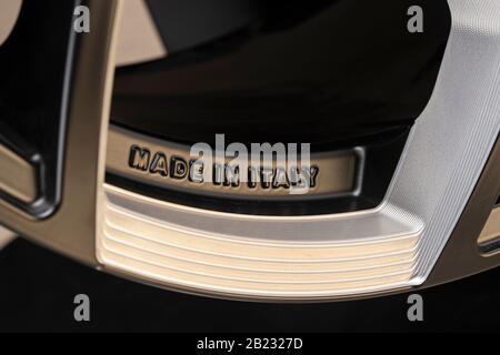 Fabriqué en Italie-texte sur le bord d'une roue en aluminium moulé, production européenne italienne. Pièces d'automobile et courses automobiles Banque D'Images