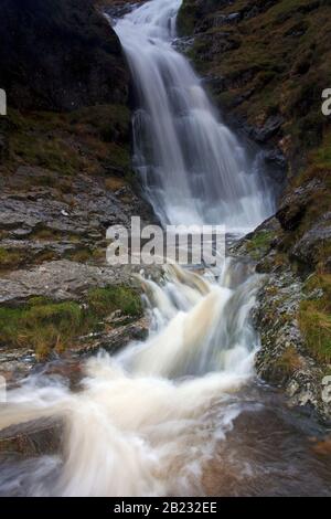 Une image de flou de mouvement de la chute d'eau de la Force Moss à Newlands Pass près de Buttermere dans le Lake District Banque D'Images