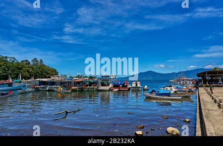 Alotau est la capitale de la province de Milne Bay, au sud-est de la Papouasie-Nouvelle-Guinée. Il est situé sur la rive nord de la baie de Milne. La ville est locale Banque D'Images
