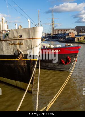 La barge Balmoral MV et néerlandaise Ellen double amarré sur le port flottant de Bristol avec la SS Grande-Bretagne en cale sèche sur la banque opposée Banque D'Images