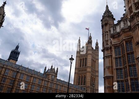 Le drapeau Union Jack survole la Tour Victoria, le Palais de Westminster, Londres, Royaume-Uni Banque D'Images