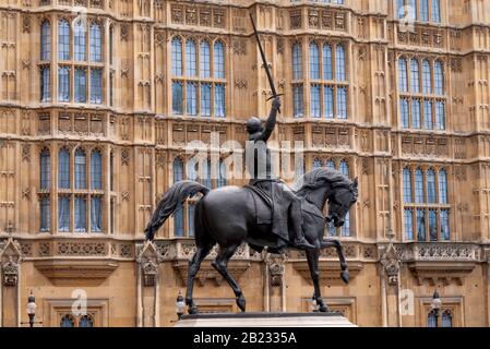 Statue du roi Richard I (le coeur de Lionheart) à l'extérieur du Palais de Westminster, Londres, Royaume-Uni Banque D'Images