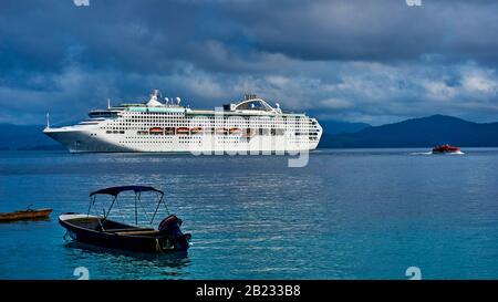 L'île Doini est située au coeur de la baie de Milne, à l'extrémité orientale de la Papouasie-Nouvelle-Guinée. Cette plantation a été initialement sondée par un gouvernement sur Banque D'Images