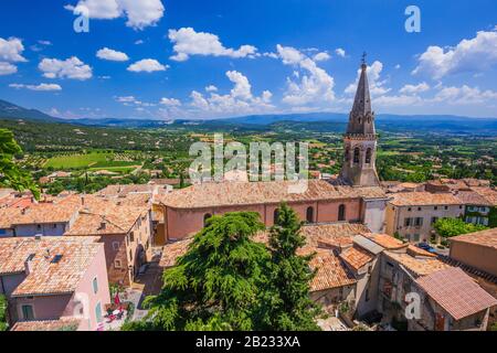 Provence, France. L'église et le village Saint-Saturnin-les-Apt. Banque D'Images