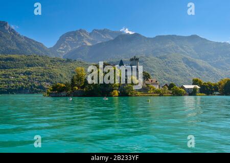 Château de Duingt situé sur une petite île du lac d'Annecy, relié par une chaussée au continent dans le village de Duingt, France. Banque D'Images