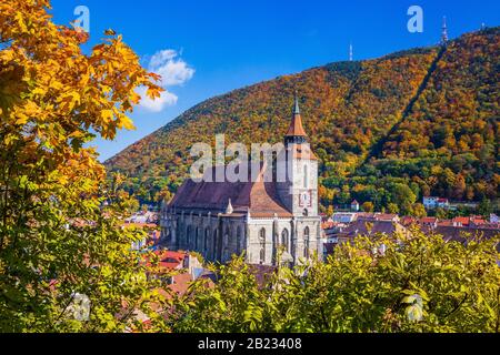 Brasov, Roumanie. L'église noire sur la place de la vieille ville (Piata Sfatului) Banque D'Images