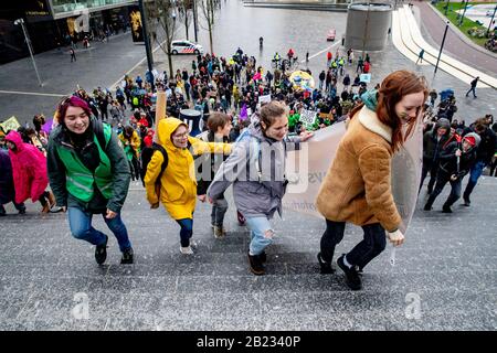 Utrecht, Pays-Bas. 29 février 2020. Utrecht, Jaarbeursplein, 29-02-2020, la Coalition climatique d'Utrecht organise samedi une marche sur le climat dans la ville. Les manifestants demandent à la municipalité de prendre davantage de mesures pour lutter contre le changement climatique. Crédit: Pro Shots/Alay Live News Banque D'Images