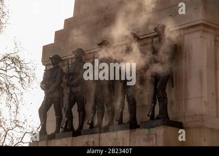 Un matin très calme et paisible, la lumière du soleil se brise à travers la brume au-dessus du mémorial de la Garde à St James's Park, Londres Banque D'Images