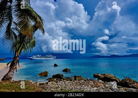 L'île Doini est située au coeur de la baie de Milne, à l'extrémité orientale de la Papouasie-Nouvelle-Guinée. Cette plantation a été initialement sondée par un gouvernement sur Banque D'Images