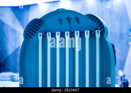 Filtre de purification d'eau avec charbon actif et autres substrats filtrants. Banque D'Images