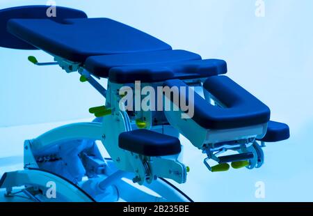 Chaise gynécologique bleue dans le cabinet médical de la clinique. Intérieur moderne au bureau du gynécologue Banque D'Images