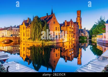 Bruges, Belgique. La Rozenhoedkaai canal de Bruges avec le beffroi en arrière-plan. Banque D'Images