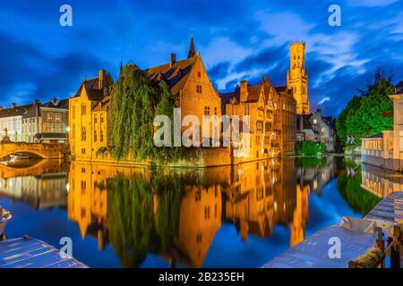 Bruges, Belgique. La Rozenhoedkaai canal de Bruges avec le beffroi en arrière-plan. Banque D'Images