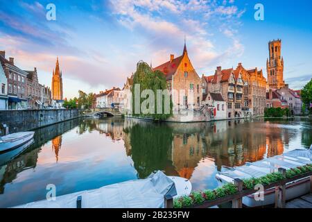 Bruges, Belgique. La Rozenhoedkaai canal de Bruges avec le beffroi en arrière-plan. Banque D'Images