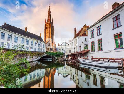 Bruges, Belgique. L'Église De Notre-Dame. Banque D'Images