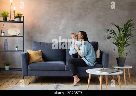 Jeune mère Jouant avec les enfants sur la table. Famille heureuse. Confort à la maison. Banque D'Images