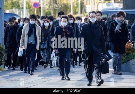 Tokyo, Japon. 28 février 2020. Les travailleurs japonais portant des masques de protection pour prévenir la contamination par le virus corona (2019-nCoV) se rendrent au travail dans l'avenue Harumi-dori à Toyosu le matin. Koto Ku, Tokyo, Japon. Crédit: Ivo Gonzalez/Aflo/Alay Live News Banque D'Images