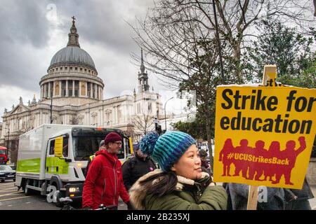 26 février 2020 - les manifestants défilent à travers la ville de Londres par la cathédrale St Paul sur le 'arche pour l'éducation', debout haut de page City 'FAT CATSs' Banque D'Images