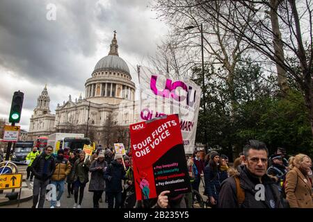 26 février 2020 - les manifestants défilent à travers la ville de Londres par la cathédrale St Paul sur le 'arche pour l'éducation', debout haut de page City 'FAT CATSs' Banque D'Images
