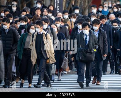 Tokyo, Japon. 28 février 2020. Les travailleurs japonais portant des masques de protection pour prévenir la contamination par le virus corona (2019-nCoV) se rendrent au travail dans l'avenue Harumi-dori à Toyosu le matin. Koto Ku, Tokyo, Japon. Crédit: Ivo Gonzalez/Aflo/Alay Live News Banque D'Images