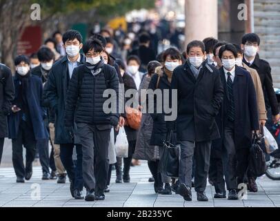 Tokyo, Japon. 28 février 2020. Les travailleurs japonais portant des masques de protection pour prévenir la contamination par le virus corona (2019-nCoV) se rendrent au travail dans l'avenue Harumi-dori à Toyosu le matin. Koto Ku, Tokyo, Japon. Crédit: Ivo Gonzalez/Aflo/Alay Live News Banque D'Images