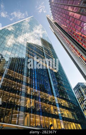 Un exemple de la règle de la photographie vertical Leading Lines a pris le regard vers le haut sur les bâtiments en verre de grande taille dans le quartier financier de Londres Banque D'Images