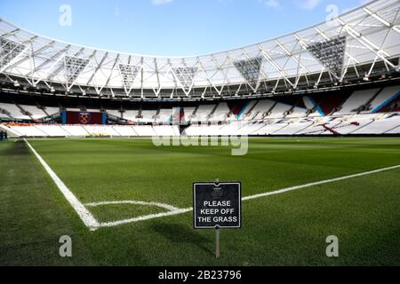 Stade De Londres, Londres, Royaume-Uni. 29 février 2020. Anglais Premier League Football, West Ham United Contre Southampton ; Signer La Post-Lecture S'Il Vous Plaît Garder L'Herbe Hors Du Terrain Crédit: Action Plus Sports/Alay Live News Banque D'Images