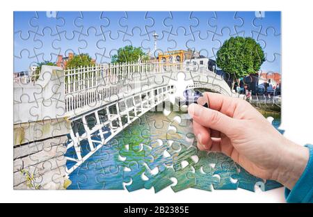 Le plus célèbre pont de Dublin appelé "demi-penny bridge" - notion en forme de puzzle Banque D'Images