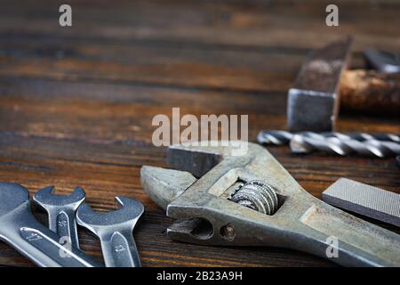 Jeu d'outils de travail sur fond rustique en bois Banque D'Images