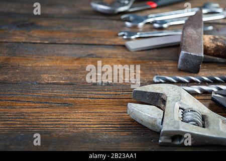 Jeu d'outils de travail sur fond rustique en bois Banque D'Images