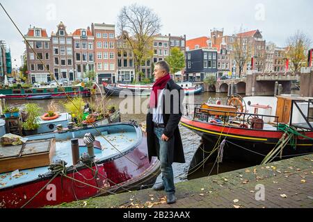 L'homme voyage et marche le long du bord de mer d'Amsterdam Banque D'Images