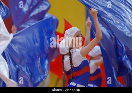 Des gymnastes se présentant avec des drapeaux lors de la cérémonie d'ouverture des compétitions russes de la coupe de Weightlifting à Saint-Pétersbourg, en Russie Banque D'Images