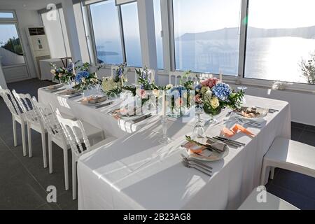 Set table pour un mariage avec bouquets de fleurs Banque D'Images