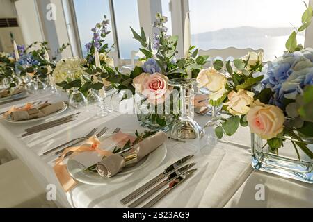 Set table pour un mariage avec bouquets de fleurs Banque D'Images