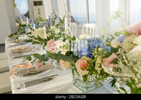 Set table pour un mariage avec bouquets de fleurs Banque D'Images