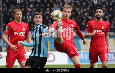 Mannheim, Allemagne. 29 février 2020. Football: 3ème ligue, SV Waldhof Mannheim - 1 FC Kaiserslautern, 26ème jour de jumelage. Gianluca Korte (2ème de gauche, Waldhof Mannheim) et Philipp Hercher (2ème de droite, Kaiserslautern) en action. Crédit: Michael Deines/dpa - NOTE IMPORTANTE: Conformément aux réglementations de la DFL Deutsche Fußball Liga et de la DFB Deutscher Fußball-Bund, il est interdit d'exploiter ou d'exploiter dans le stade et/ou à partir du jeu des photos prises sous forme d'images de séquence et/ou de séries de photos de type vidéo./dpa/Alay Live News crédit: DPA Picture Alliance/Alay Live Banque D'Images