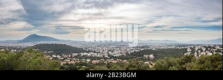 Athènes Grèce panorama. Vue aérienne de la ville d'Athènes depuis le mont Penteli, la colline de profutis Ilias, le ciel nuageux, le jour d'hiver. Vue panoramique sur le paysage Attica Banque D'Images