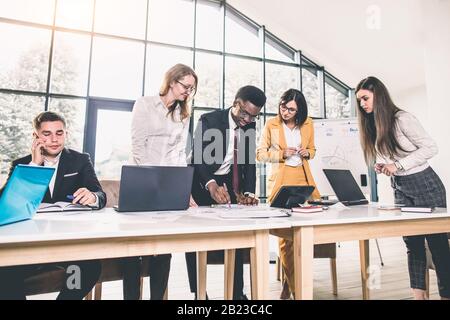 Photo de jeunes architectes discuter in office Banque D'Images