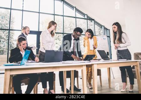 Photo de jeunes architectes discuter in office Banque D'Images