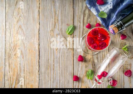 Boisson Alcoolisée Rafraîchissante En Été, Cocktail Kir Royale Avec Framboises Au Champagne Banque D'Images