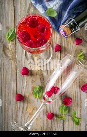 Boisson Alcoolisée Rafraîchissante En Été, Cocktail Kir Royale Avec Framboises Au Champagne Banque D'Images