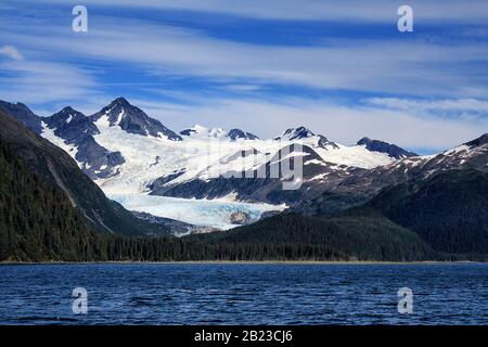 Alaska, États-Unis : vue panoramique sur le glacier du Prince William Sound vue du bateau de croisière. Le Prince William Sound est un son du golfe de l'Alaska Banque D'Images