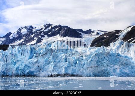 Alaska, États-Unis : vue rapprochée du glacier surprise dans le détroit de Prince William (golfe de l'Alaska) avec flotteurs de glace sur l'eau vue depuis le bateau Banque D'Images